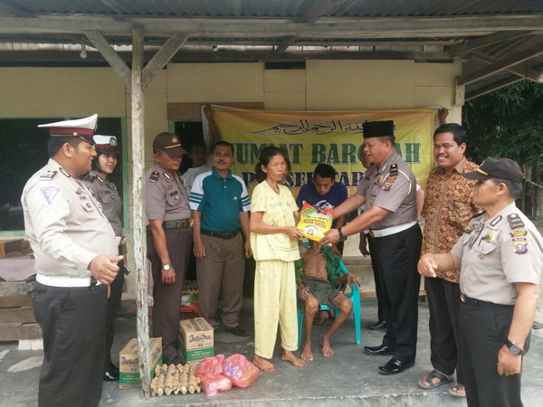 Kakek Supardi Terima Bantuan Polsek Tapung